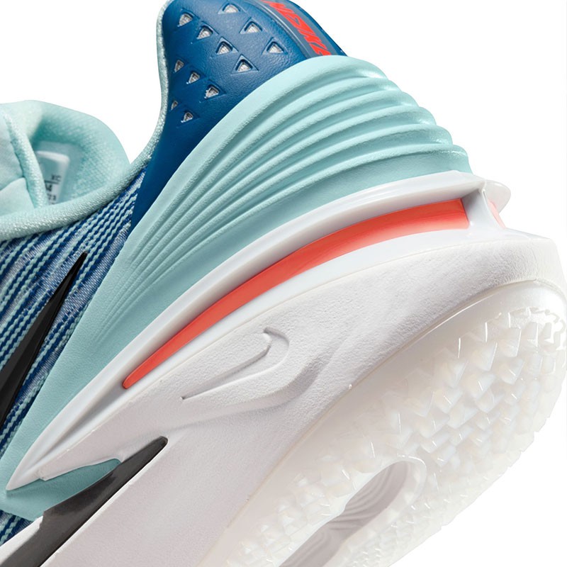 Nike G.T. Cut usa la tecnología Nike React, una espuma situada en la mediasuela de las zapatillas, para proporcionar mayor comodidad y estabilidad en cada paso. 